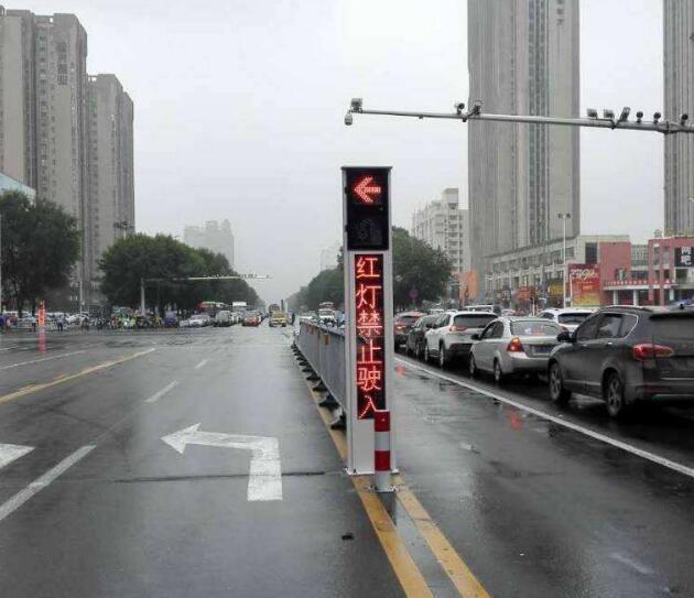 红灯可以左转和掉头吗?交警:满足这两个条件,不用等红灯!